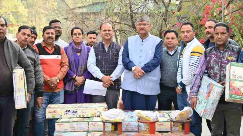 कैबिनेट मंत्री गणेश जोशी ने आपदा से प्रभावित परिवारों को गैस चूल्हे एवं गैस सिलेंडर राहत सामग्री वितरित की
