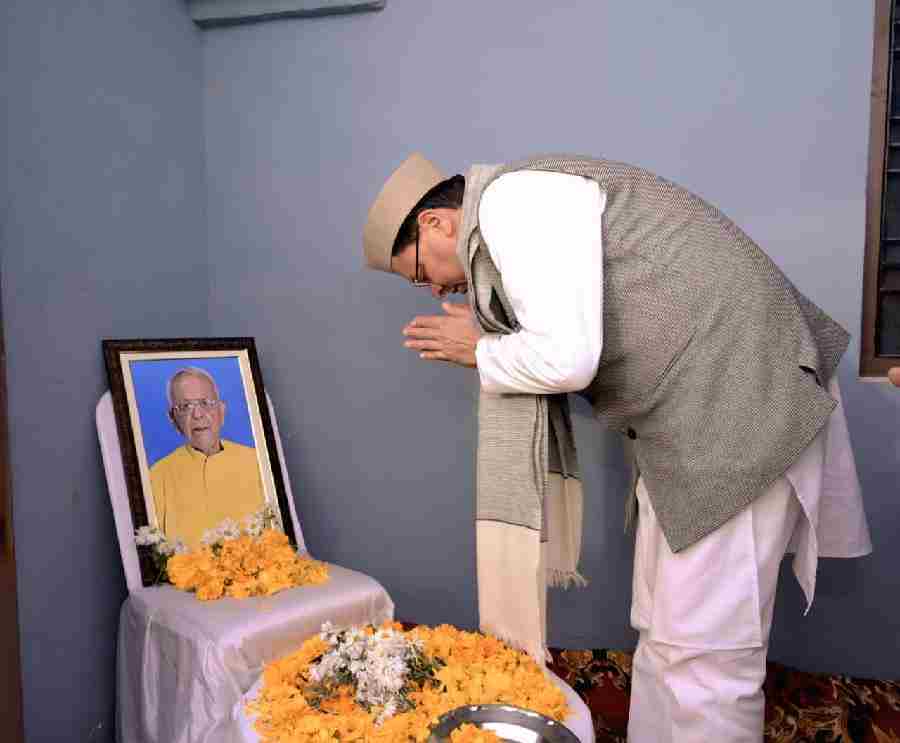 मुख्यमंत्री धामी ने विजयपुर तोक धनखल द्वाराहाट पहुंचकर पूर्व केंद्रीय राज्य मंत्री तथा नैनीताल सांसद अजय भट्ट के भाई  स्व0 राम दत्त के निधन पर शोक संवेदनाएं व्यक्त की