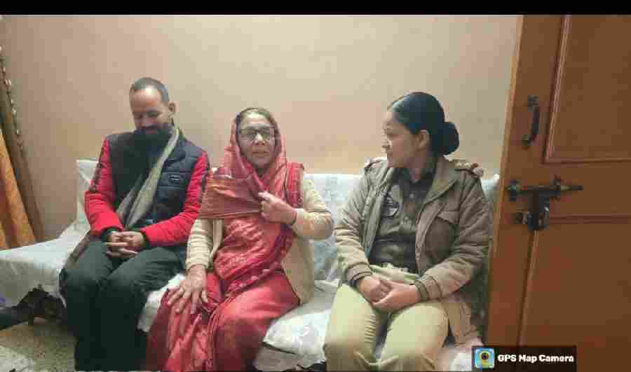 दून पुलिस पहुंची सीनियर सिटीजन के द्वार, सिनियर सिटीजन से भेंट कर जाना उनका हाल, दिलाया हर सम्भव सहायता का भरोसा