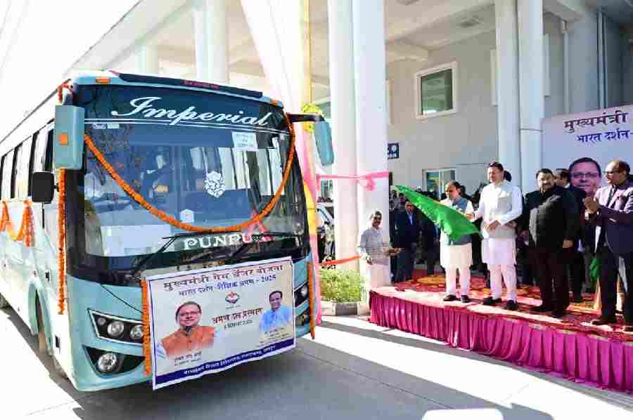 मुख्यमंत्री धामी ने टॉपर छात्र-छात्राओं के दल को भारत दर्शन शैक्षिक भ्रमण पर किया रवाना, छात्र-छात्राओं से अपनी डायरी में यात्रा अनुभव के साथ उत्तराखंड में पहली बार हुए नवाचारों को भी दर्ज करने को कहा