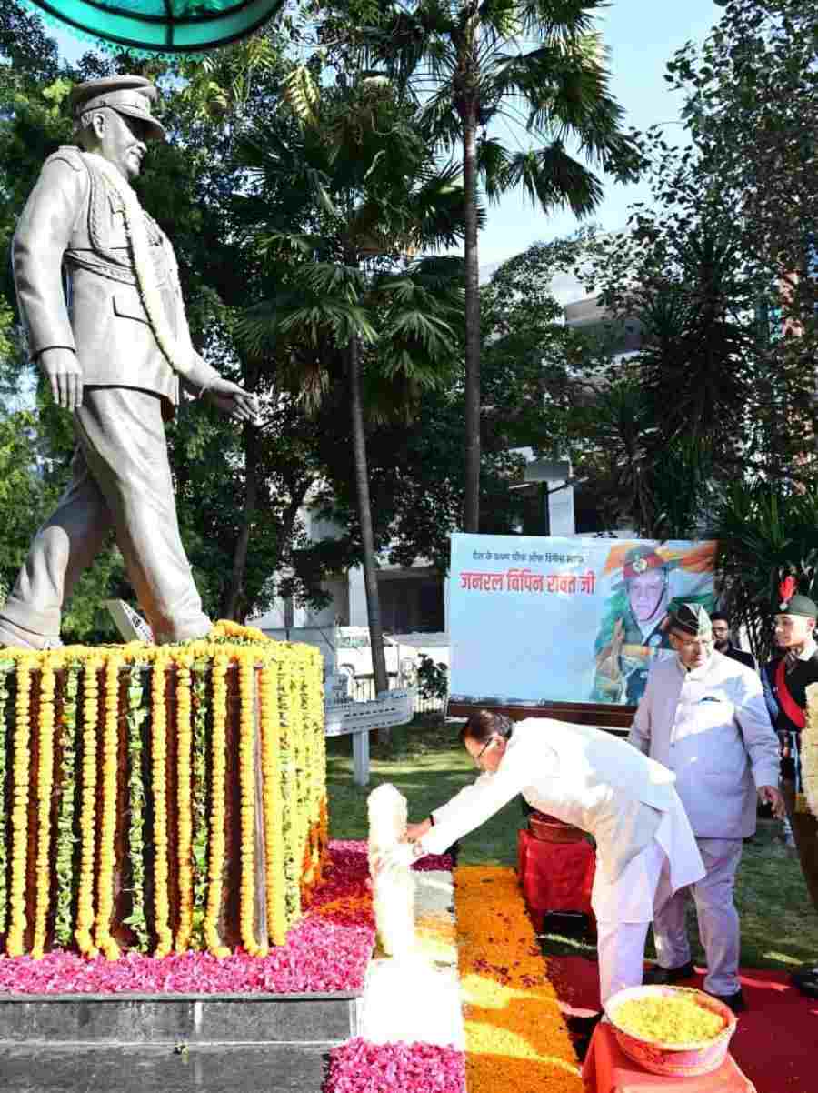 मुख्यमंत्री धामी ने भारत के प्रथम चीफ ऑफ डिफेंस स्टाफ स्व. जनरल बिपिन रावत की चतुर्थ पुण्यतिथि पर उनकी प्रतिमा पर पुष्पचक्र अर्पित कर दी श्रद्धांजलि