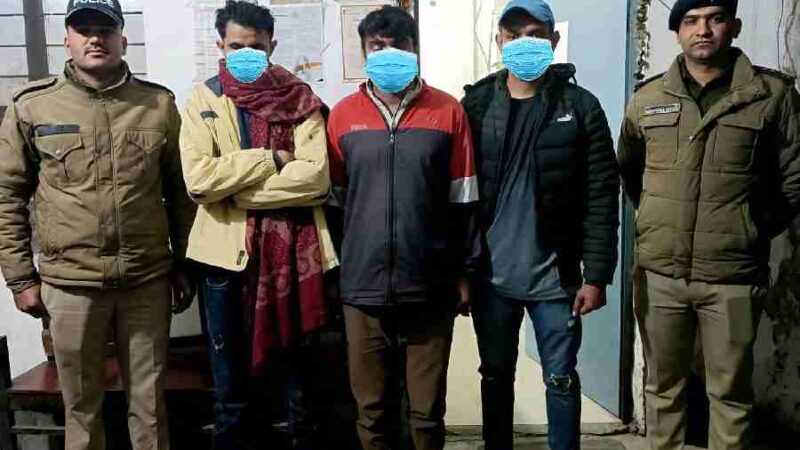 सरेराह दबंगई दिखाने वालों को दून पुलिस ने पढ़ाया कानून का पाठ, शराब के नशे में बीच सड़क पर हुड़दंग कर रहे 3 व्यक्तियों को पुलिस ने लिया हिरासत में