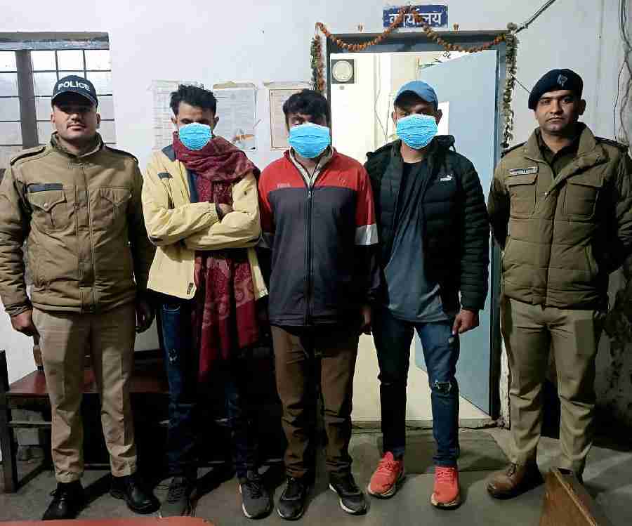 सरेराह दबंगई दिखाने वालों को दून पुलिस ने पढ़ाया कानून का पाठ, शराब के नशे में बीच सड़क पर हुड़दंग कर रहे 3 व्यक्तियों को पुलिस ने लिया हिरासत में