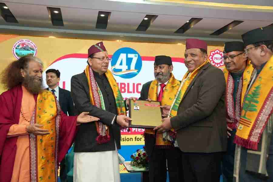 सुशासन में उत्कृष्टता के लिए सूचना महानिदेशक बंशीधर तिवारी को राष्ट्रीय सम्मान, मुख्यमंत्री धामी ने किया सम्मानित