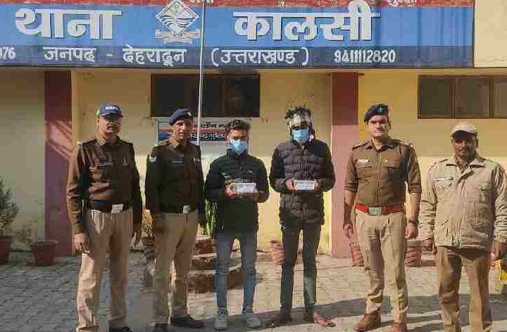 भारी मात्रा में अवैध मादक पदार्थो के साथ 2 अंतरराज्यीय नशा तस्कर आये दून पुलिस की गिरफ्त में, अभियुक्तों के कब्जे से लगभग 90 लाख रुपये मूल्य की 300 ग्राम अवैध स्मैक हुई बरामद