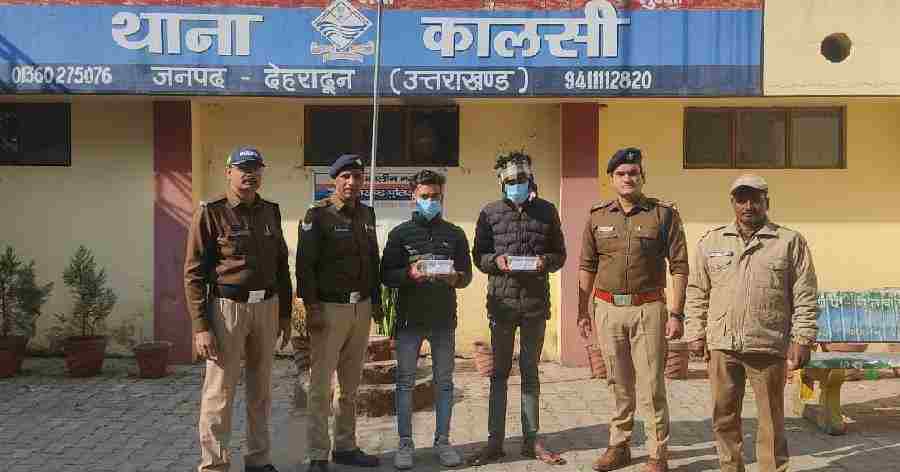 भारी मात्रा में अवैध मादक पदार्थो के साथ 2 अंतरराज्यीय नशा तस्कर आये दून पुलिस की गिरफ्त में, अभियुक्तों के कब्जे से लगभग 90 लाख रुपये मूल्य की 300 ग्राम अवैध स्मैक हुई बरामद