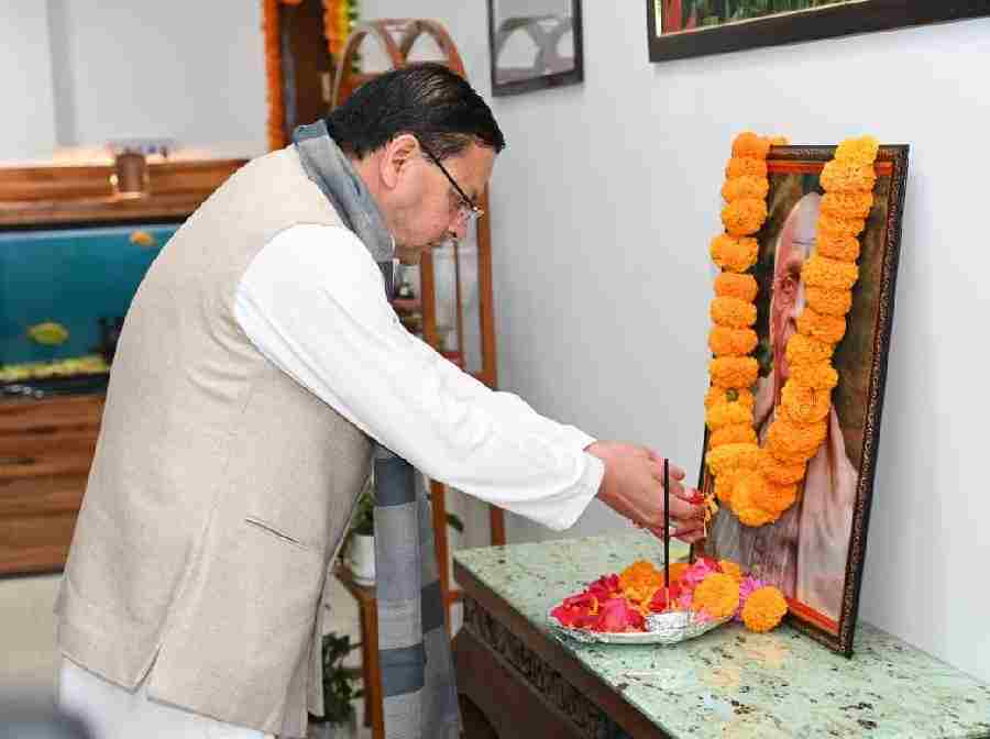 मुख्यमंत्री धामी ने अखंड भारत के शिल्पकार, महान स्वतंत्रता सेनानी एवं ‘भारत रत्न’ लौह पुरुष सरदार वल्लभभाई पटेल की पुण्यतिथि पर उनके चित्र पर पुष्पांजलि अर्पित कर दी उन्हें भावपूर्ण श्रद्धांजलि