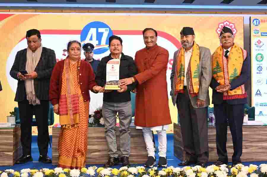 155 बार रक्तदान हेतु अनिल वर्मा “रक्तदान महर्षि उत्तराखंड गौरव सम्मान- 2025” से विभूषित,. विधानसभा अध्यक्ष ऋतु खंडूड़ी व पूर्व मुख्यमंत्री डॉ० नि:शंक ने किया सम्मानित