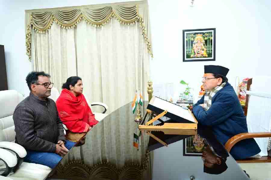 दिवंगत वरिष्ठ पत्रकार पंकज मिश्रा की पत्नी तथा उनके भाई ने मुख्यमंत्री से की भेंट, इस दौरान उन्होंने दिवंगत पत्रकार से जुड़े घटनाक्रम की जानकारी मुख्यमंत्री को दी