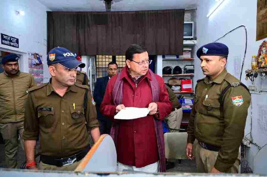 डालनवाला पुलिस स्टेशन में लापरवाही पर मुख्यमंत्री का कड़ा प्रहार,  सीएम धामी के औचक निरीक्षण में थानेदार अनुपस्थित, तत्काल लाइन हाजिर, जनसेवा में कोताही पर ज़ीरो टॉलरेंस – सीएम धामी