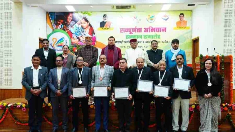 मुख्यमंत्री ने आकांक्षी जिला एवं ब्लॉक कार्यक्रम में सर्वश्रेष्ठ प्रदर्शन करने वाले विकासखंडों और जिलों को किया सम्मानित