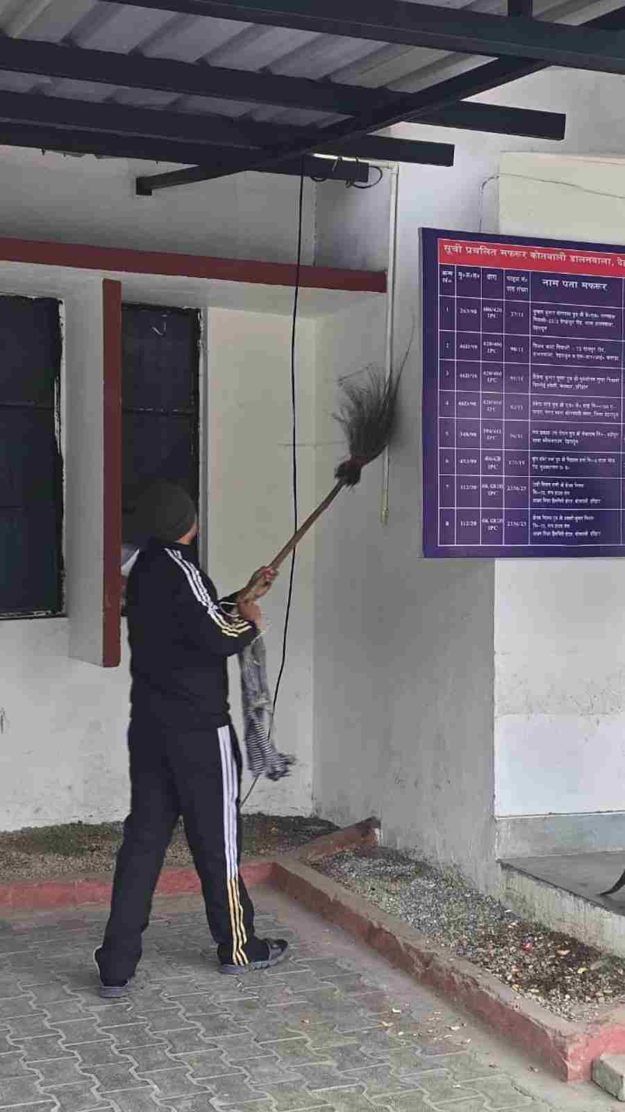 एसएसपी देहरादून द्वारा सभी थाना प्रभारियों को थाना/चौकी परिसरों में उच्च कोटी की सफाई व्यवस्था रखने के दिये निर्देश, प्रत्येक रविवार पुलिसकर्मी थाने में यथासम्भव रोटेशनवार 1 घंटा करे श्रमदान