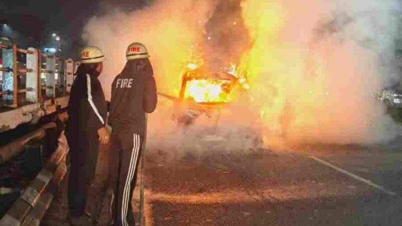 रिस्पना पुल पर चलती कार में लगी आग, पुलिस की तत्परता से टला बड़ा हादसा, चार युवकों की बची जान