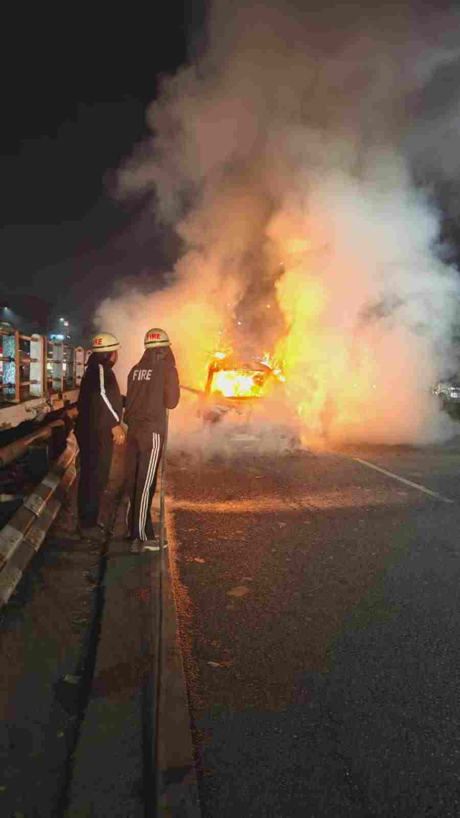 रिस्पना पुल पर चलती कार में लगी आग, पुलिस की तत्परता से टला बड़ा हादसा, चार युवकों की बची जान