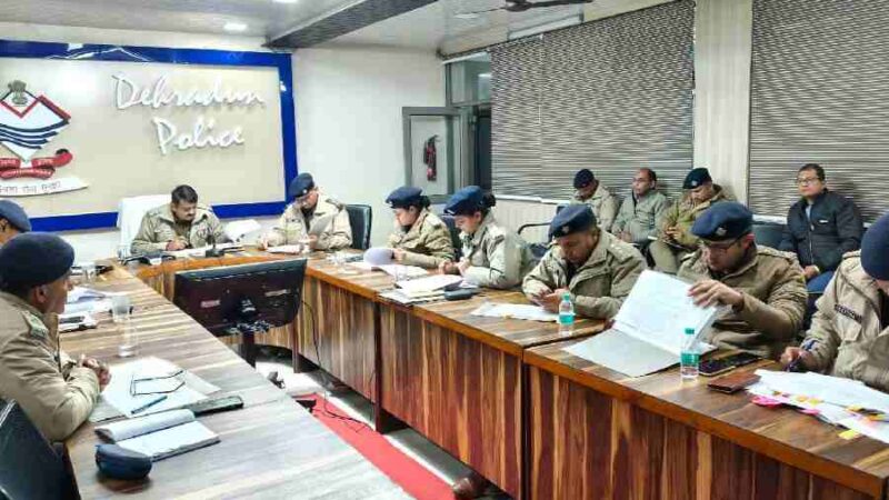 एसएसपी देहरादून ने जनपद के समस्त राजपत्रित अधिकारियों के साथ की गोष्ठी,  सभी अधीनस्थों को अपने-अपने क्षेत्रों में व्यापक स्तर पर आकस्मिक चैकिंग अभियान चलाते हुए संदिग्धों के सत्यापन हेतु आवश्यक कार्यवाही के दिये निर्देश