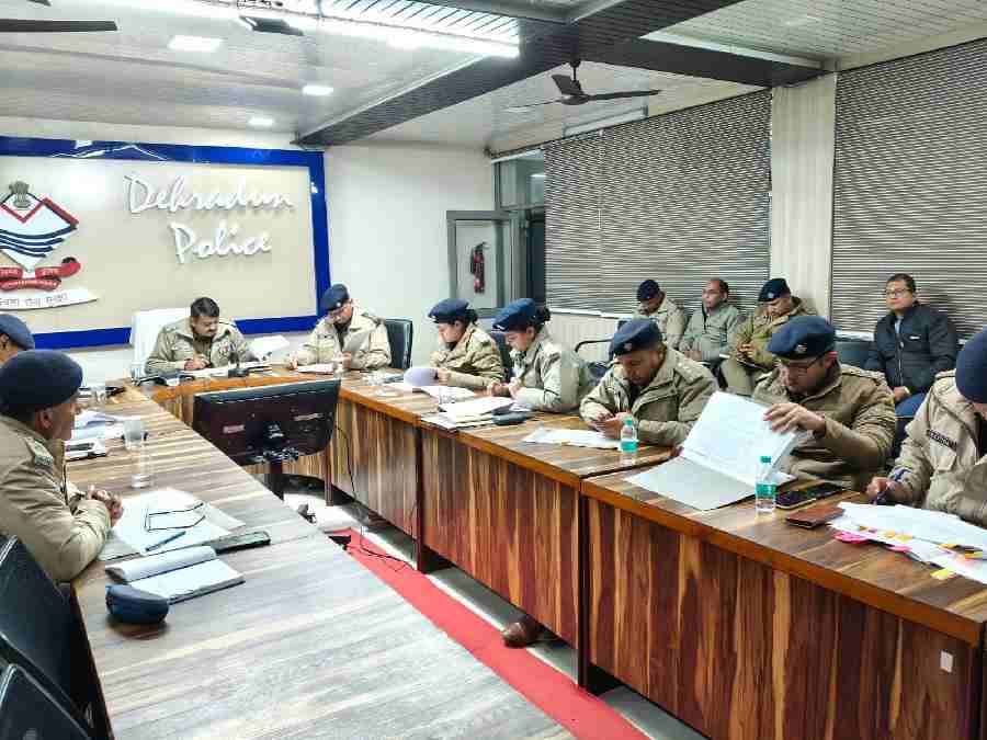 एसएसपी देहरादून ने जनपद के समस्त राजपत्रित अधिकारियों के साथ की गोष्ठी,  सभी अधीनस्थों को अपने-अपने क्षेत्रों में व्यापक स्तर पर आकस्मिक चैकिंग अभियान चलाते हुए संदिग्धों के सत्यापन हेतु आवश्यक कार्यवाही के दिये निर्देश
