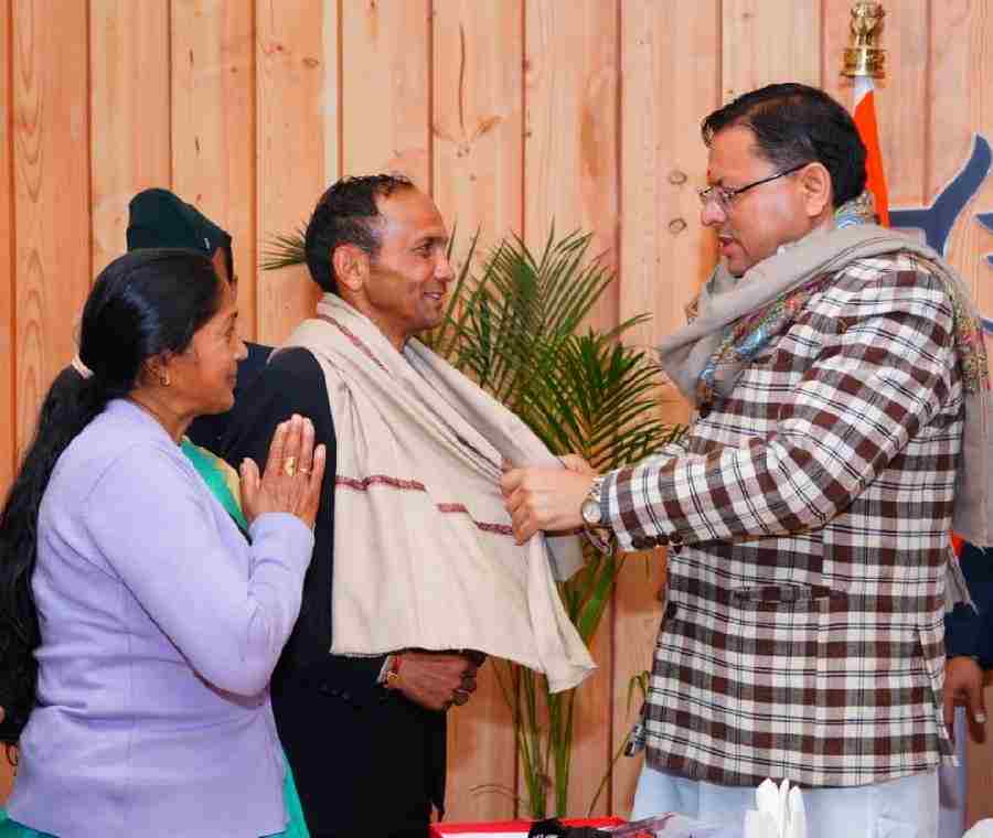 अंतरराष्ट्रीय मंच पर उत्तराखंड का परचम, मुख्यमंत्री धामी ने एथलीट कलम सिंह बिष्ट को किया सम्मानित