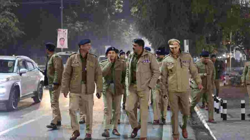आगामी नववर्ष तथा क्रिसमस त्यौहार हेतु दून पुलिस है तैयार, एसएसपी देहरादून के निर्देशन में आगामी क्रिसमस एंव नववर्ष के दृष्टिगत महत्पूर्ण स्थानों पर चैकिंग हेतु लगाया गया है पर्याप्त पुलिस बल