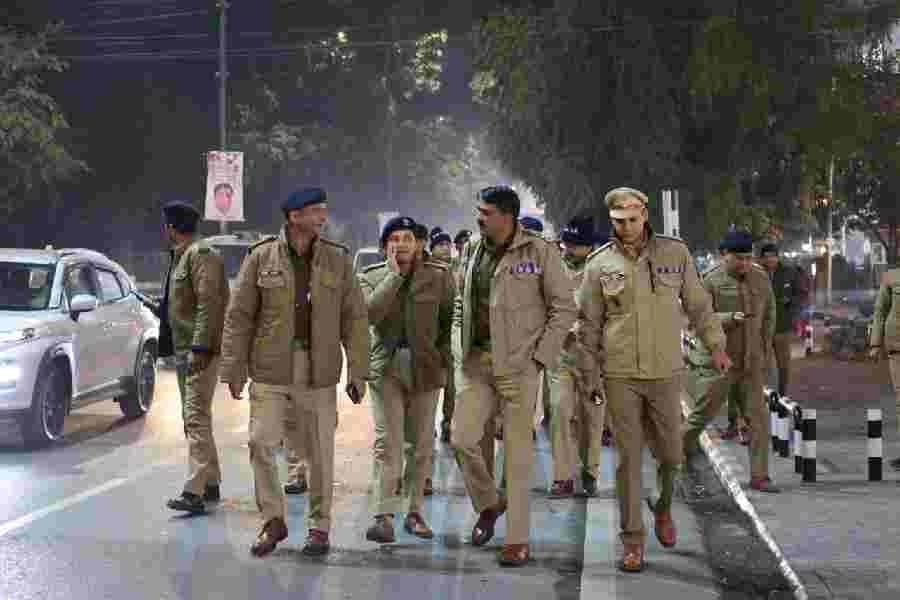 आगामी नववर्ष तथा क्रिसमस त्यौहार हेतु दून पुलिस है तैयार, एसएसपी देहरादून के निर्देशन में आगामी क्रिसमस एंव नववर्ष के दृष्टिगत महत्पूर्ण स्थानों पर चैकिंग हेतु लगाया गया है पर्याप्त पुलिस बल