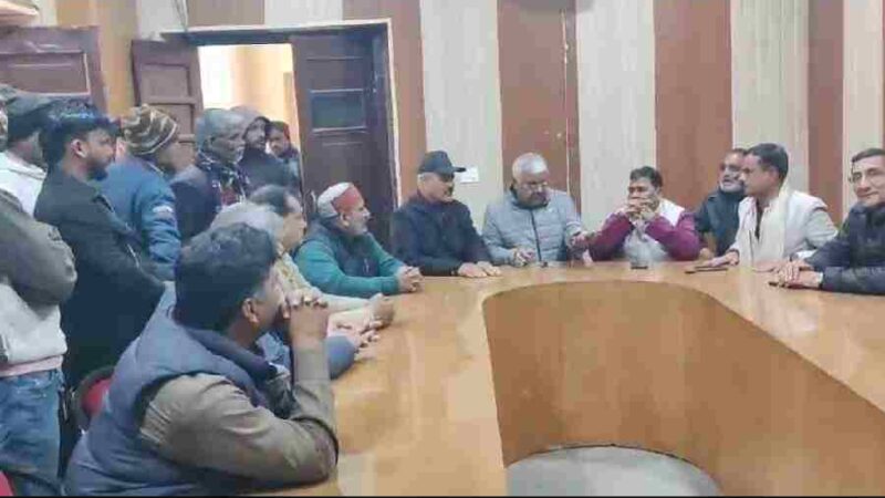 नगर निगम में बीते 2 दिनों से चली आ रही कर्मचारियों की हड़ताल समाप्त, कर्मचारी नेताओ और पार्षद प्रतिनिधियो के बीच वार्ता रही सफल