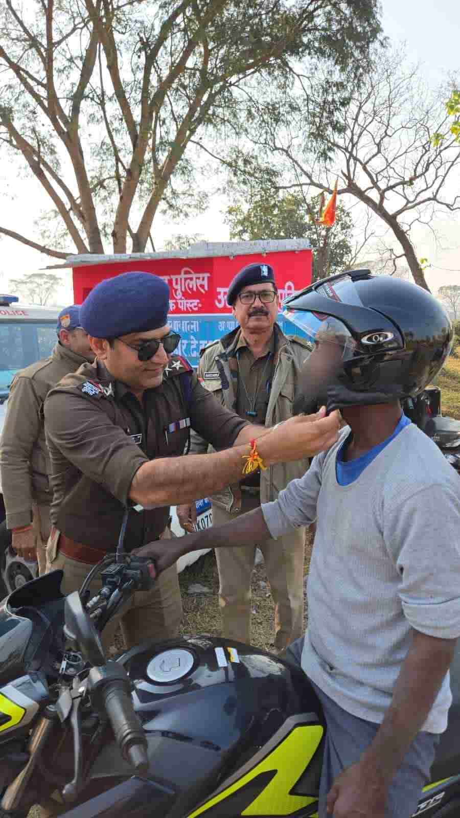 हेलमेट क्यों है जरूरी, पर दून पुलिस ने चलाया जागरूकता कार्यक्रम, दोपहिया चालकों को निःशुल्क वितरित किए हेलमेट, चालकों ने हमेशा हेलमेट पहनने का लिया संकल्प