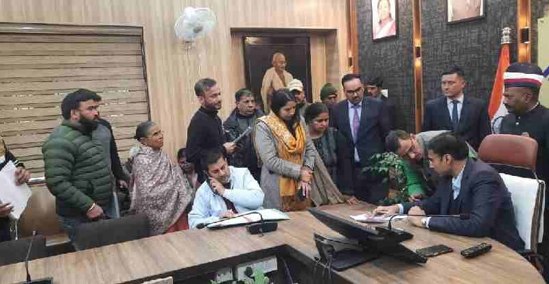 तहसील विकासनगर के शेरपुर में करोड़ो की जमीनों को भूमाफिया कर रहे खुर्द बुर्द,  पीड़ित भू स्वामियों ने जिलाधिकारी को सौंपा ज्ञापन, अवैध प्लाटिंग कर विशेष समुदाय को बेचने का आरोप