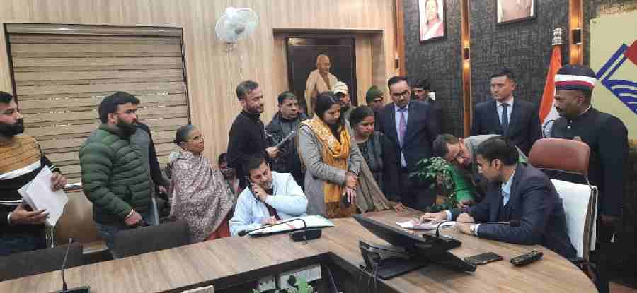 तहसील विकासनगर के शेरपुर में करोड़ो की जमीनों को भूमाफिया कर रहे खुर्द बुर्द,  पीड़ित भू स्वामियों ने जिलाधिकारी को सौंपा ज्ञापन, अवैध प्लाटिंग कर विशेष समुदाय को बेचने का आरोप