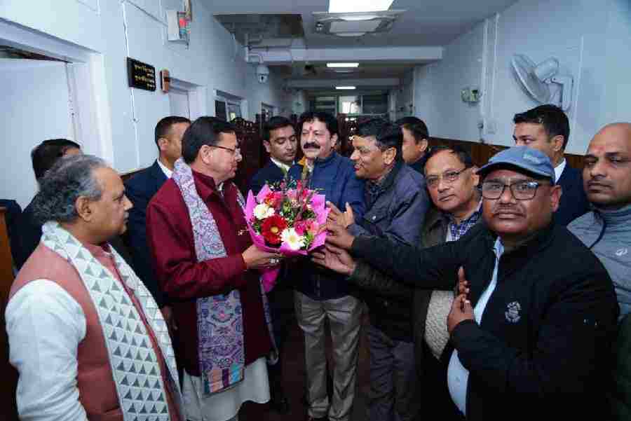 राज्य निगम कर्मचारी महासंघ ने की मुख्यमंत्री धामी सहित वरिष्ठ नौकरशाहों से मुलाकात, नववर्ष की शुभकामनाएं की प्रेषित, राज्य निगम कर्मचारी महासंघ ने कहा सीएम धामी के नेतृत्व में प्रशासनिक सुधारों की मिसाल कायम कर रहा उत्तराखंड