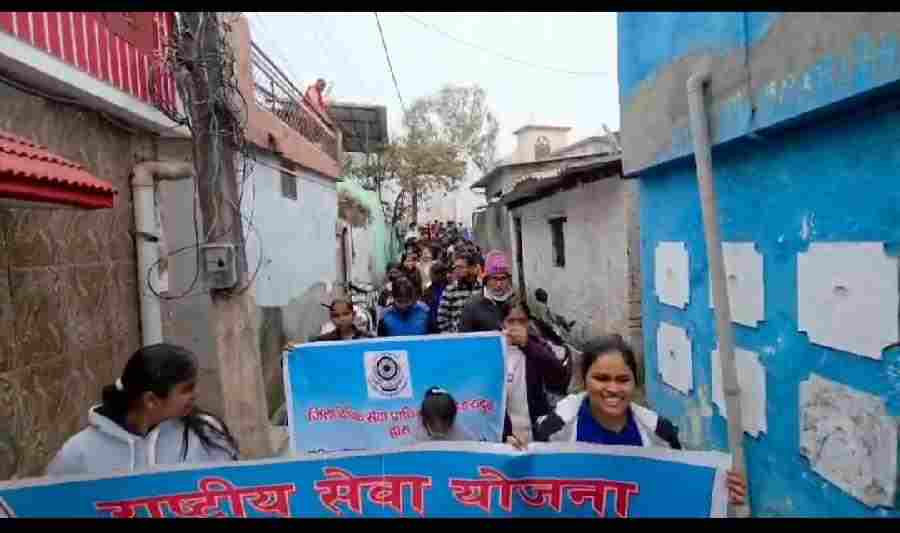 एनएसएस शिविर के चौथे दिन पोस्टर प्रतियोगिता व स्वच्छता रैली का आयोजन