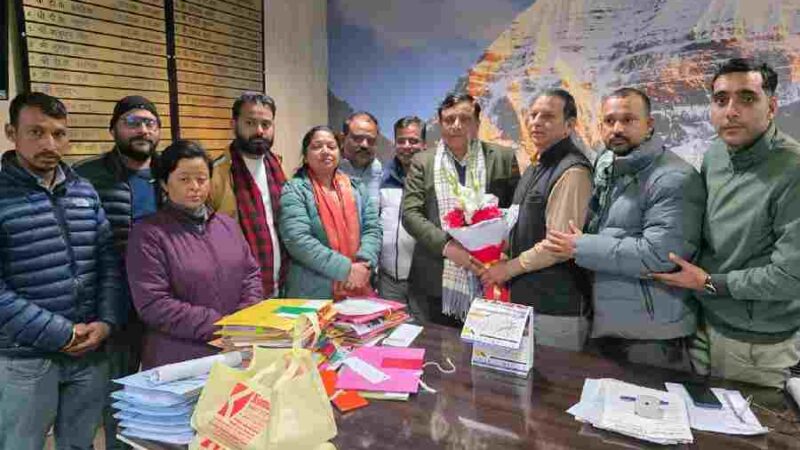 सूचना महानिदेशक बंशीधर तिवारी से उत्तरांचल प्रेस क्लब की नव निर्वाचित कार्यकारिणी ने की भेंट, तिवारी ने चुनाव में जीत की दी बधाई, पत्रकारों की समस्याओं के त्वरित समाधान का दिया आश्वासन