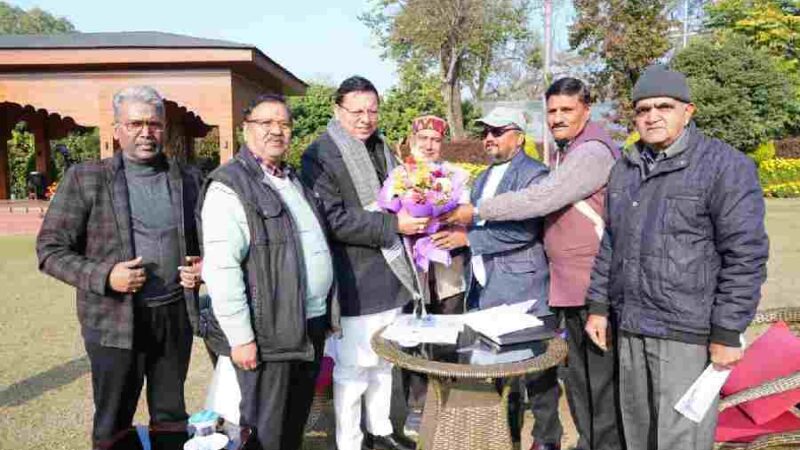 मुख्यमंत्री धामी से सेवानिवृत्त कार्मिक समन्वय समिति के प्रतिनिधिमंडल ने भेंट कर राज्य के पेंशनरों की विभिन्न मांगों के समाधान का किया अनुरोध
