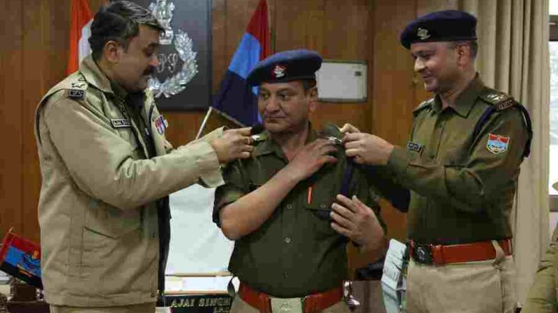 एसएसपी देहरादून द्वारा पदोन्नत अधिकारियों को पद्दोन्नति पद के अलंकरण से अलंकृत कर दी अपनी शुभकामनाएं