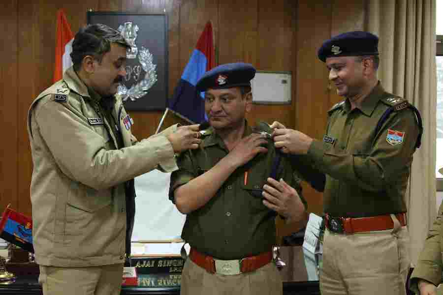 एसएसपी देहरादून द्वारा पदोन्नत अधिकारियों को पद्दोन्नति पद के अलंकरण से अलंकृत कर दी अपनी शुभकामनाएं