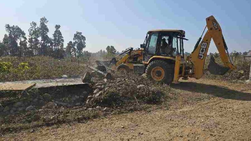 एमडीडीए की सलियावाला धौलास में अवैध प्लॉटिंग पर बड़ी कार्रवाई, 8 से 10 बीघा भूमि पर चला ध्वस्तीकरण अभियान