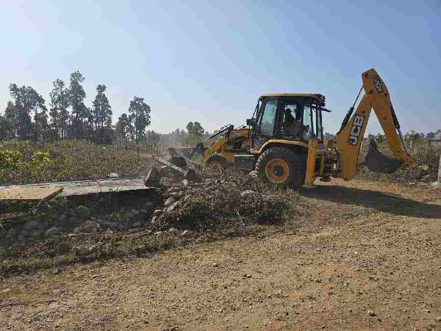 एमडीडीए की सलियावाला धौलास में अवैध प्लॉटिंग पर बड़ी कार्रवाई, 8 से 10 बीघा भूमि पर चला ध्वस्तीकरण अभियान