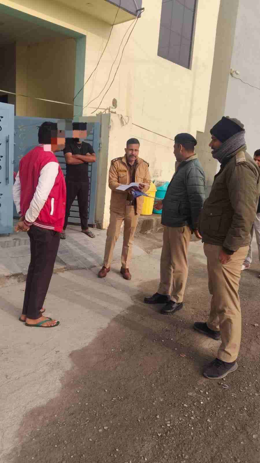 डोईवाला तथा प्रेमनगर थाना क्षेत्रों में पुलिस की अलग-अलग टीमो द्वारा वृहद स्तर पर चलाया गया सत्यापन अभियान, अभियान के दौरान बाहरी व्यक्तियों एवं किरायेदारों का किया गया सत्यापन