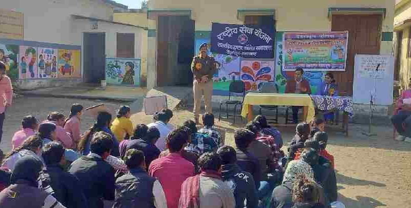 स्कूली छात्राओं के बीच पहुँचकर दून पुलिस ने चलाई जागरूकता की पाठशाला, साइबर अपराधों से बचाव तथा नशे के दुष्प्रभावों के प्रति किया जागरूक