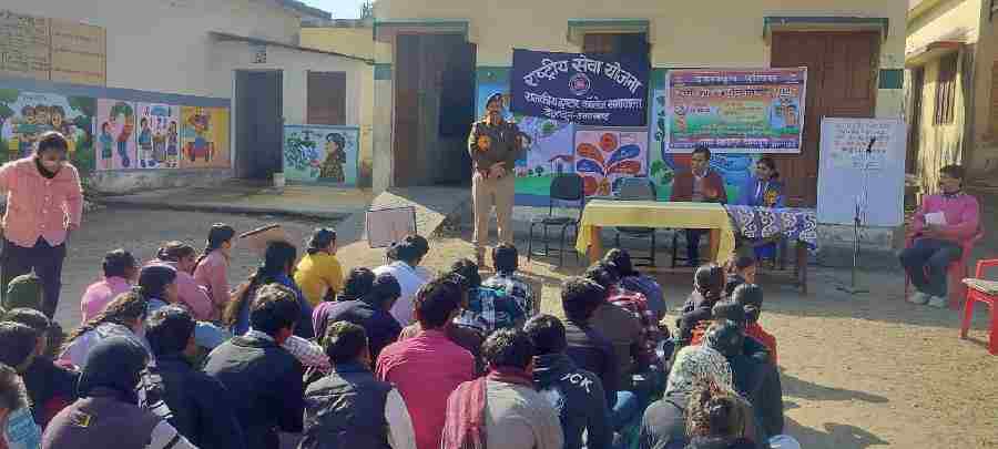 स्कूली छात्राओं के बीच पहुँचकर दून पुलिस ने चलाई जागरूकता की पाठशाला, साइबर अपराधों से बचाव तथा नशे के दुष्प्रभावों के प्रति किया जागरूक