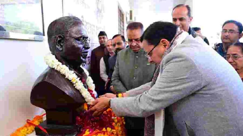 मुख्यमंत्री धामी ने हरबंस कपूर मेमोरियल सामुदायिक भवन, गढ़ीकैंट में स्व. हरबंस कपूर की 80वीं जयंती के अवसर पर आयोजित श्रद्धांजलि समारोह कार्यक्रम में किया प्रतिभाग