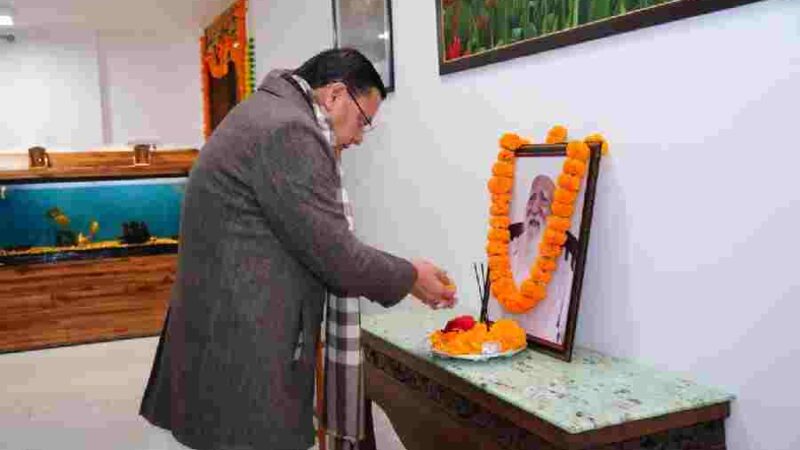 मुख्यमंत्री धामी ने पर्यावरणविद, चिपको आंदोलन के प्रणेता तथा पद्म विभूषण से सम्मानित सुन्दरलाल बहुगुणा की जयंती पर उनके चित्र पर किये श्रद्धा सुमन अर्पित