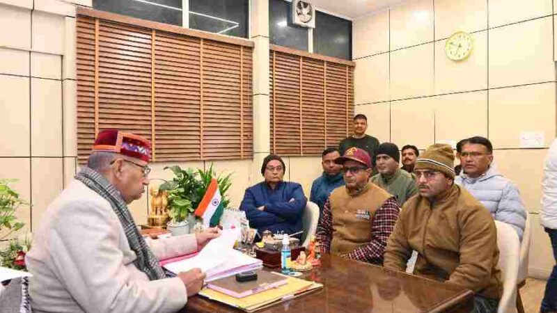 सेवारत सैनिकों के परिजनों को स्थानांतरण अधिनियम में छूट देने की मांग को लेकर सैनिक कल्याण मंत्री गणेश जोशी से पूर्व सैनिकों ने की मुलाकात