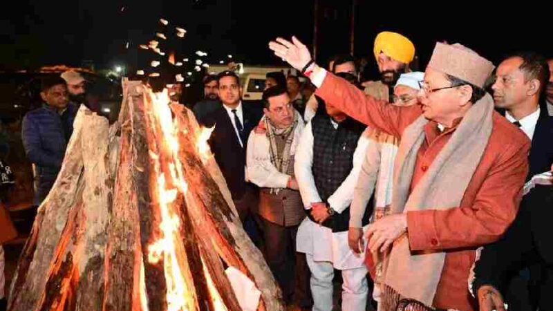 मुख्यमंत्री धामी ने नगला तराई रोड हर्षु इंक्लेव में सुमित गुम्बर के आवास पहुँचकर सार्वजनिक लोहड़ी समारोह में किया प्रतिभाग, सभी को लोहड़ी पर्व की दी बधाई व शुभकामनायें