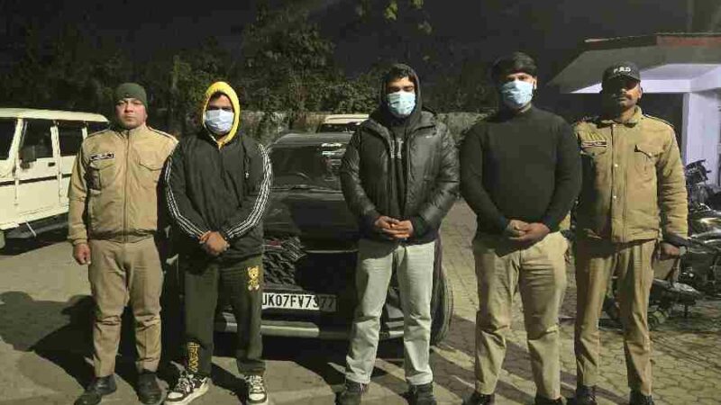 सरेराह गुंडई दिखाने वालो के सर से दून पुलिस ने उतारा गुंडई का भूत, बीच सड़क पर युवक के साथ मारपीट करने वाले 3 अभियुक्तों को किया गिरफ्तार