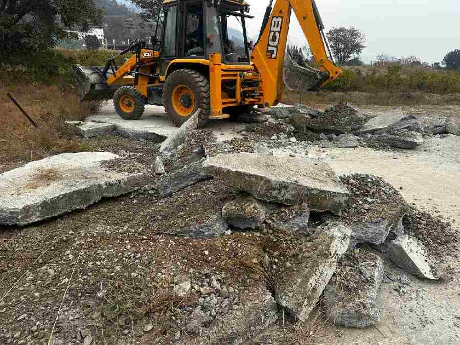 अवैध प्लॉटिंग पर एमडीडीए का सख्त प्रहार, 2026 में भी उपाध्यक्ष बंशीधर तिवारी के नेतृत्व में ध्वस्तीकरण अभियान जारी, मसूरी रोपवे प्रोजेक्ट के आस-पास बड़ी कार्रवाई, पुरूकुल क्षेत्र में 40–50 बीघा अवैध प्लॉटिंग पर एमडीडीए का बुलडोजर