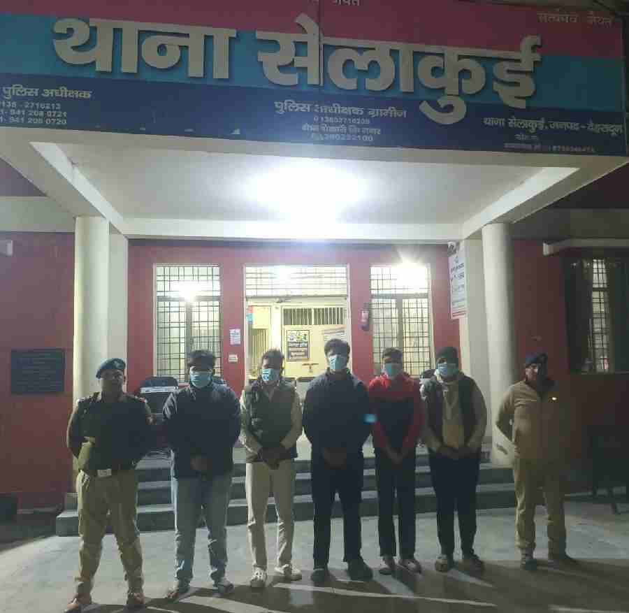 सार्वजनिक स्थान पर मारपीट व हुड़दंग करने वालो को दून पुलिस ने सिखाया कानून का सबक, युवक तथा उसके साथी पर हमला कर मारपीट करने वाले 5 अभियुक्तों को पुलिस ने किया गिरफ्तार