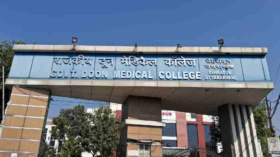 दून मेडिकल कॉलेज में रैगिंग का मामला, सीनियर छात्रों पर जूनियर की पिटाई का आरोप, कॉलेज प्रबंधन ने रैगिंग मामले में की बड़ी कार्यवाही, दो छात्रों को छात्रावास से किया निष्कासित