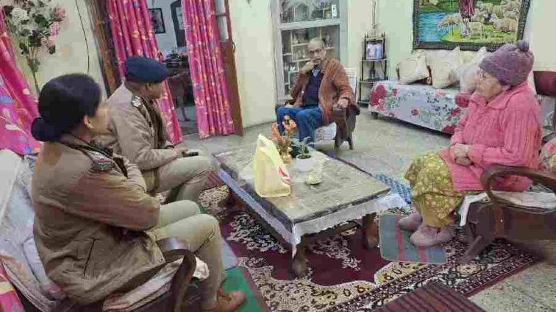 दून पुलिस पहुंची सीनियर सिटीजन के द्वार, अकेले निवास कर रहे सीनियर सिटीजनों से मुलाकात कर ली गई उनकी कुशल क्षेम