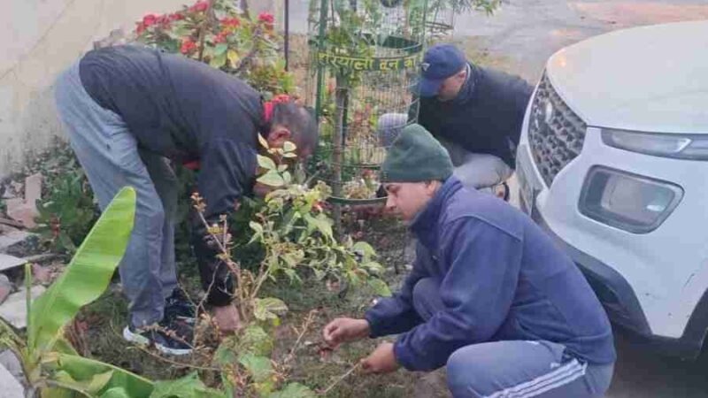 एसएसपी दून के निर्देशों पर दून पुलिस ने चलाया स्वच्छता/सफाई अभियान, जनपद के सभी थाना/चौंकियों में पुलिस कर्मियों द्वारा किया गया श्रमदान