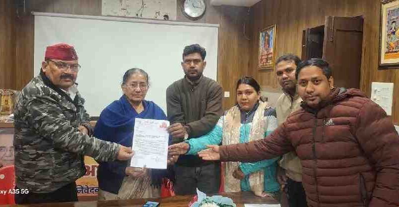 विधुत आउटसोर्स संविदा कर्मचारीयों ने की कैंट विधायक श्रीमती सविता कपूर से मुलाकात, सौंपा ज्ञापन