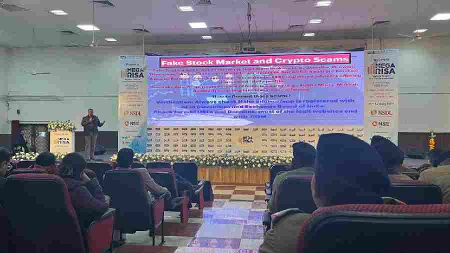 छात्रों के बीच पहुँचकर दून पुलिस ने चलाई जागरूकता की पाठशाला, साइबर अपराधों से बचाव तथा नशे के दुष्प्रभावों के प्रति किया जागरूक